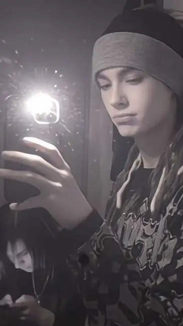 ai character: Tom kaulitz!! 💓✌🏼🤗 background