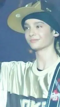 ai character: Tom kaulitz! 💓✌🏼😃 background