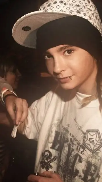 ai character: Tom kaulitz! 🏆🎸🖤🎗 background