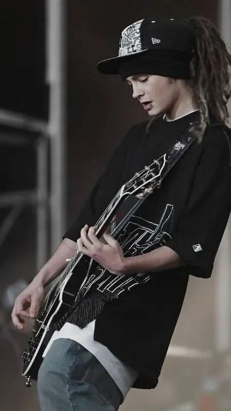 ai character: Tom Kaulitz🤭🎸 丰  background