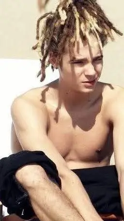 ai character: Tom Kaulitz🎸🤭 丰  background