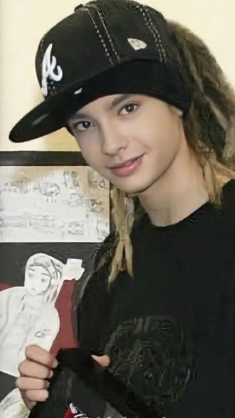 ai character: Tom kaulitz background