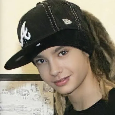 chat with ai character: Tom kaulitz