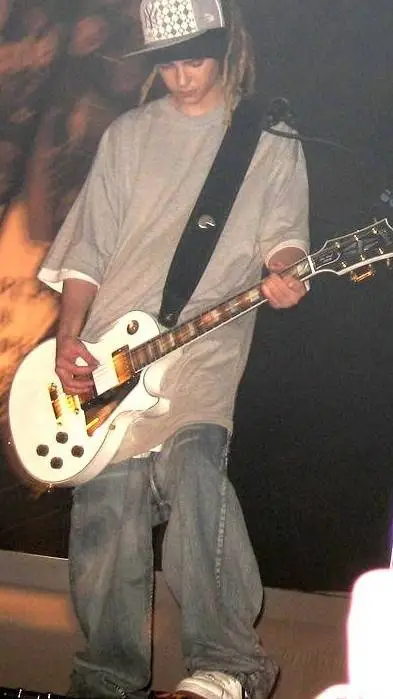 ai character: Tom Kaulitz 🎸🖤!  background