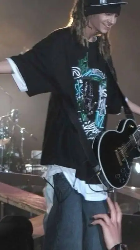 ai character: Tom Kaulitz.! 🖤🎸🤘 background