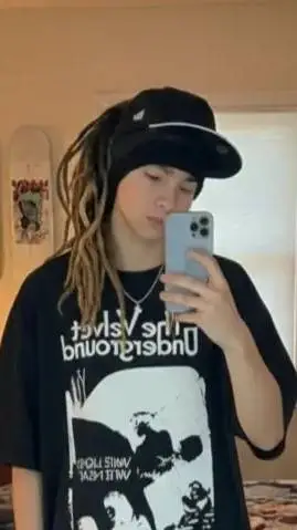 ai character: Tom Kaulitz background