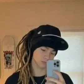 chat with ai character: Tom Kaulitz