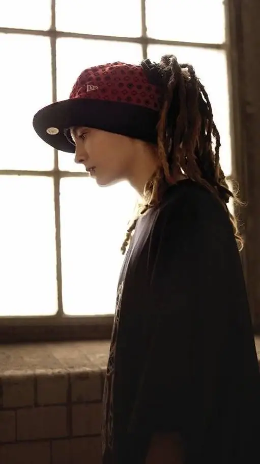 ai character: Tom kaulitz background