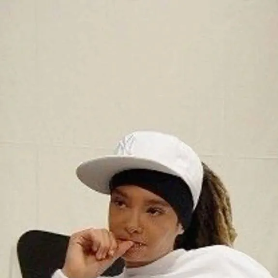 chat with ai character: Tom Kaulitz