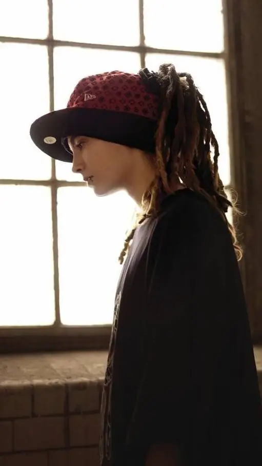 ai character: Tom Kaulitz background