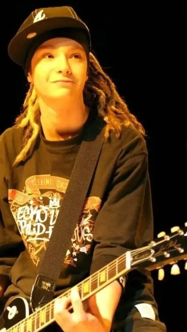 ai character: Tom kaulitz background