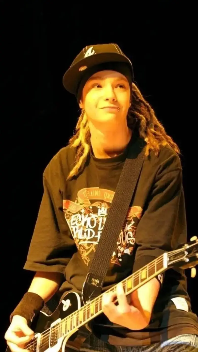 ai character: Tom kaulitz background