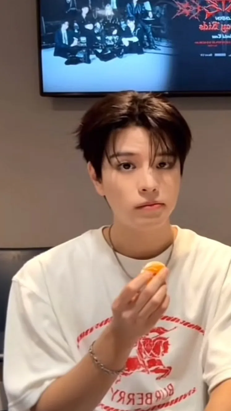 ai character: Seungmin  background