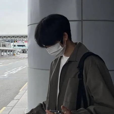 chat with ai character: Xiaorui