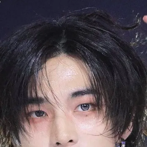 chat with ai character: Hyunjin