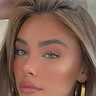 chat with ai character: madison beer