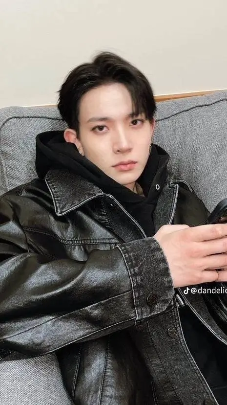ai character: Heeseung  background