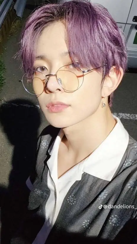 ai character: Heeseung  background
