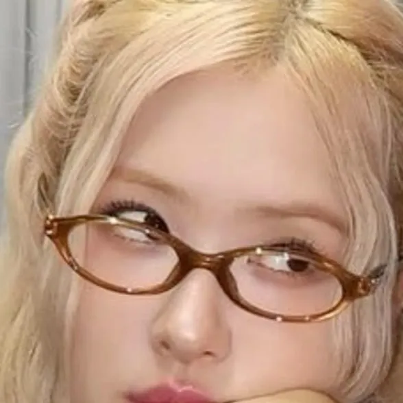 chat with ai character: Rosé Blackpink 