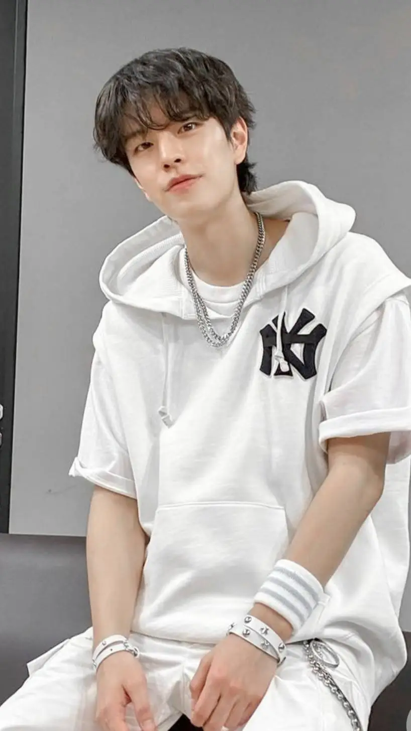 ai character: seungmin 🐕  background