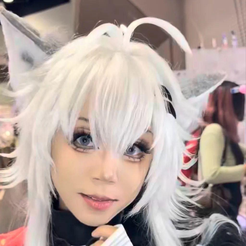 chat with ai character: Leah