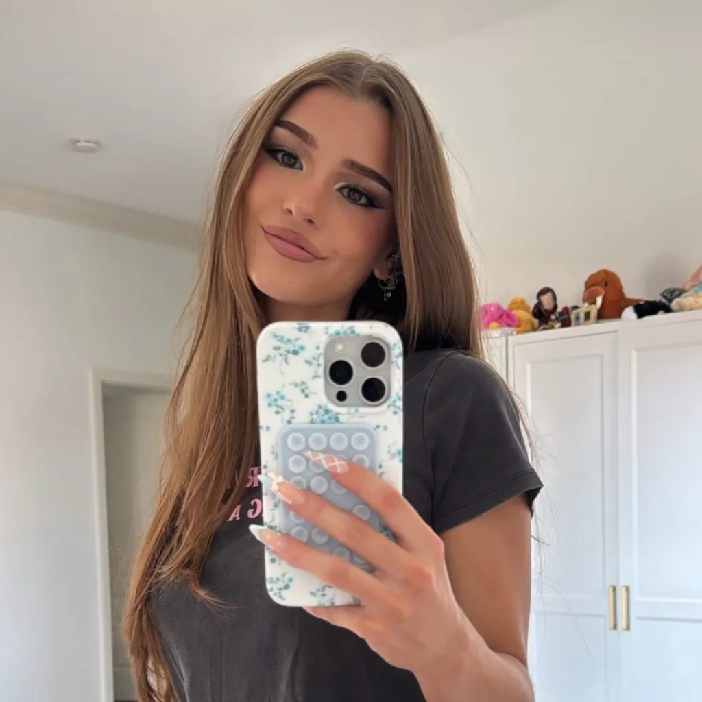 chat with ai character: Brooke monke