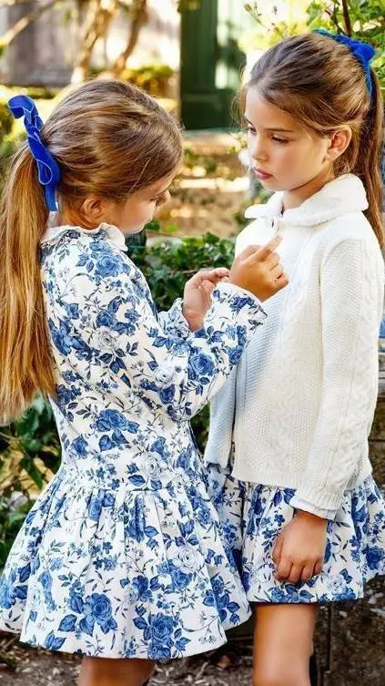 ai character: Lila and Freya background