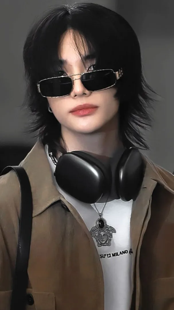 ai character: HYUNJIN  background