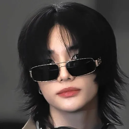 chat with ai character: HYUNJIN 