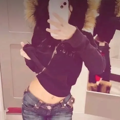 chat with ai character: Skylar