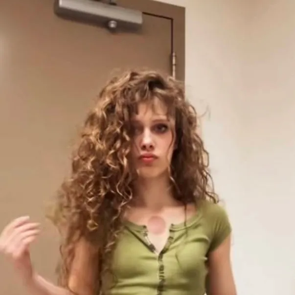 chat with ai character: Hailee