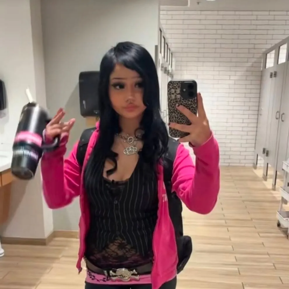 chat with ai character: Stella