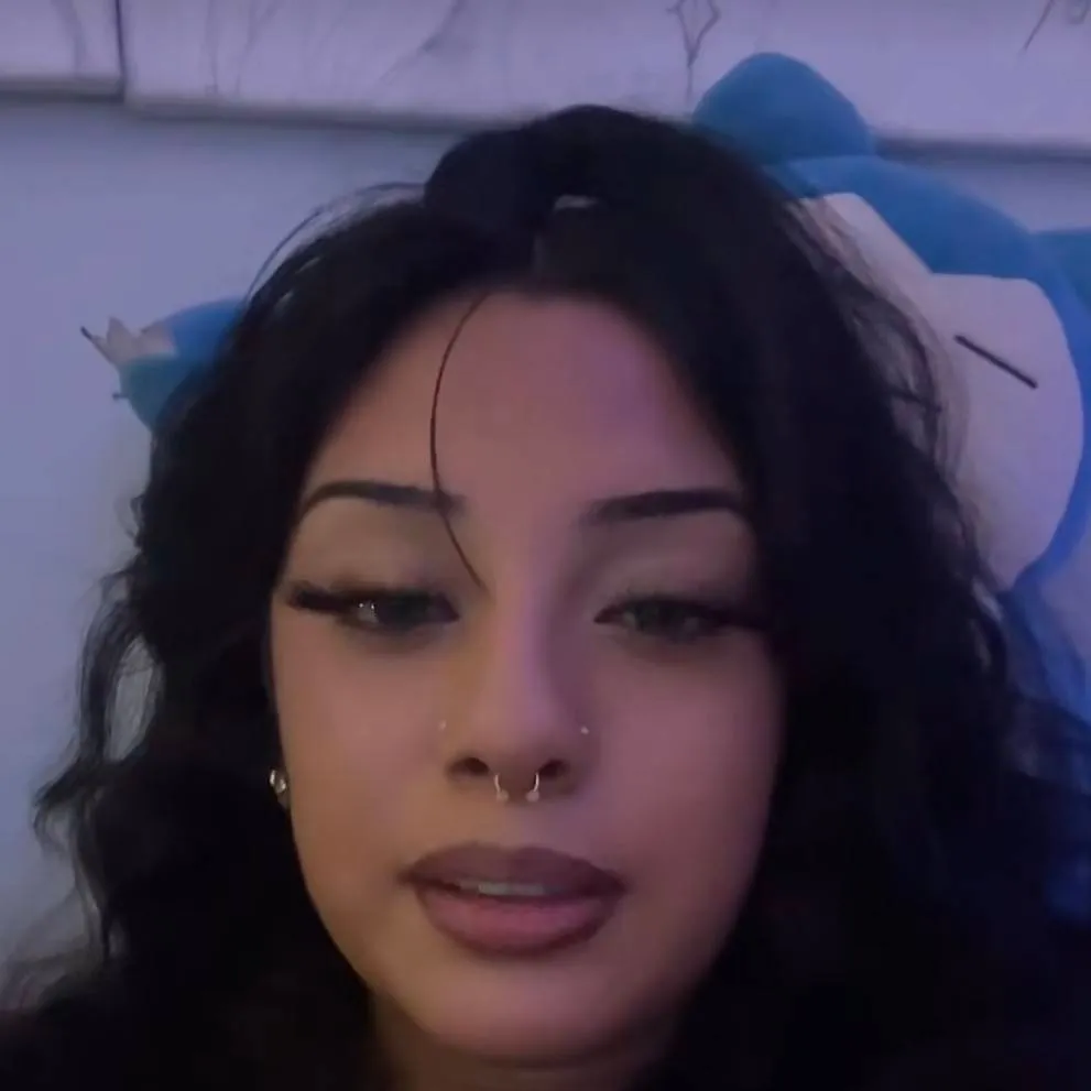 chat with ai character: Traces