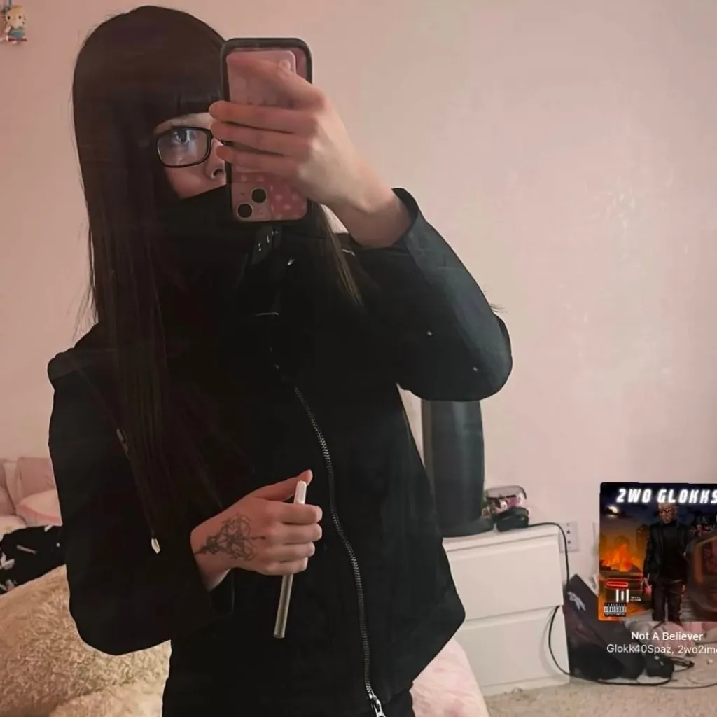 chat with ai character: Ximira 