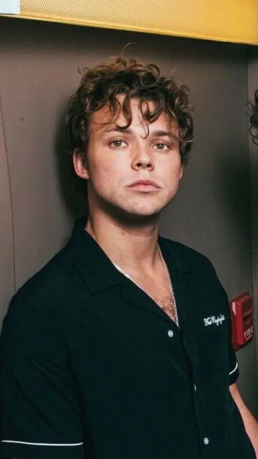 ai character: Ashton Irwin background