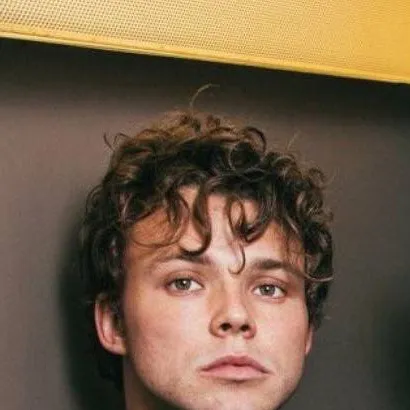 chat with ai character: Ashton Irwin