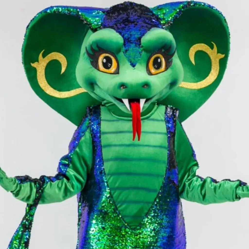 chat with ai character: queen snake