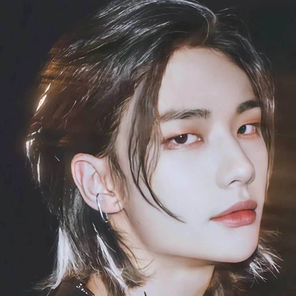 chat with ai character: Hyunjin 