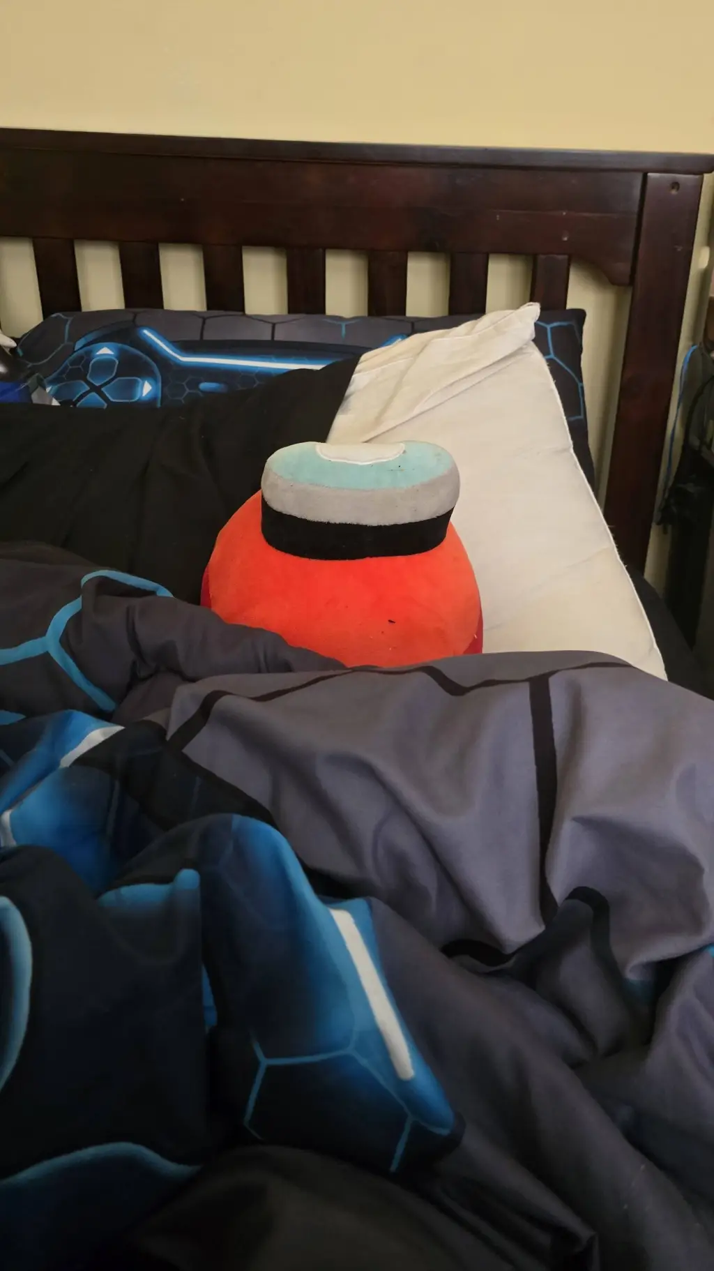 ai character: sleepy amogu background