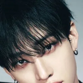 chat with ai character: Bang Chan