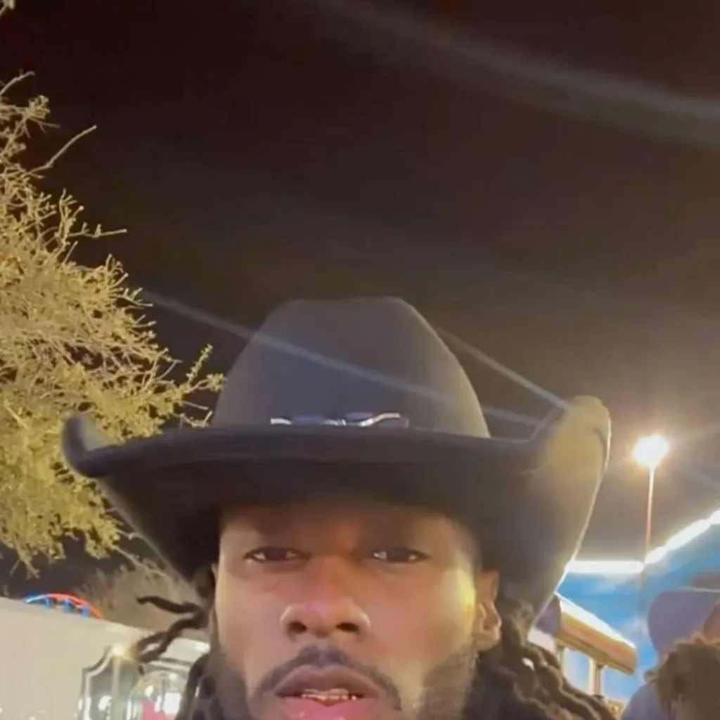 chat with ai character: Roy