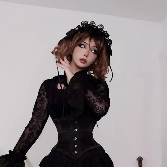 chat with ai character: Ella Graves