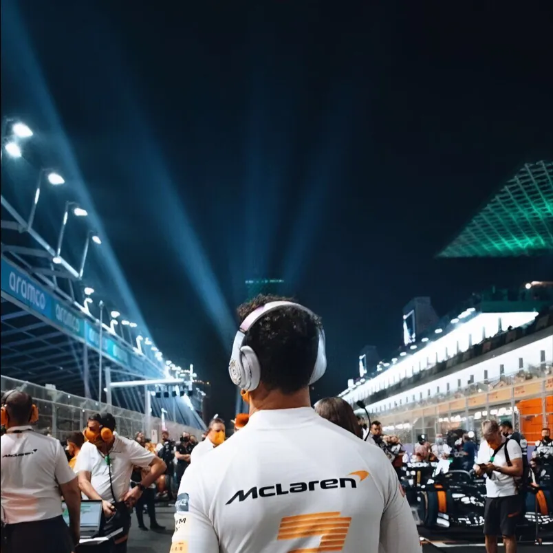 chat with ai character: Daniel Ricciardo