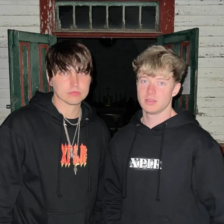 chat with ai character: sam and colby