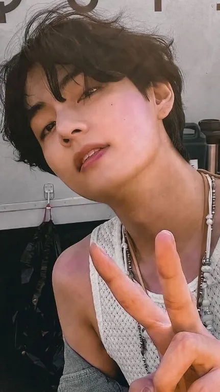 ai character: Kim taehyung  background