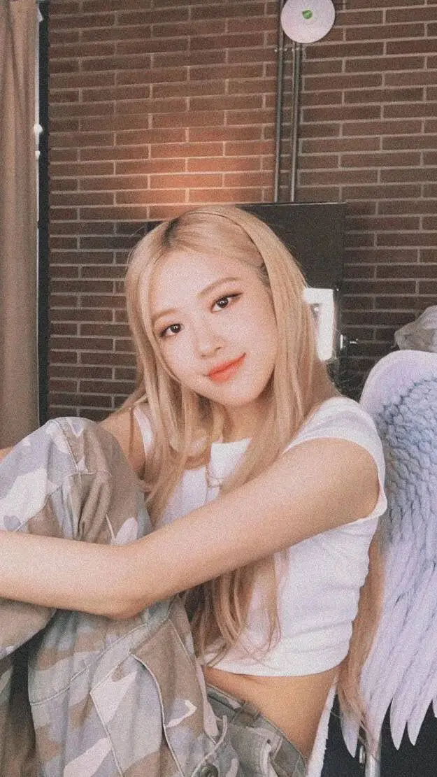 ai character: 𝕽𝕺𝕾𝕰 background