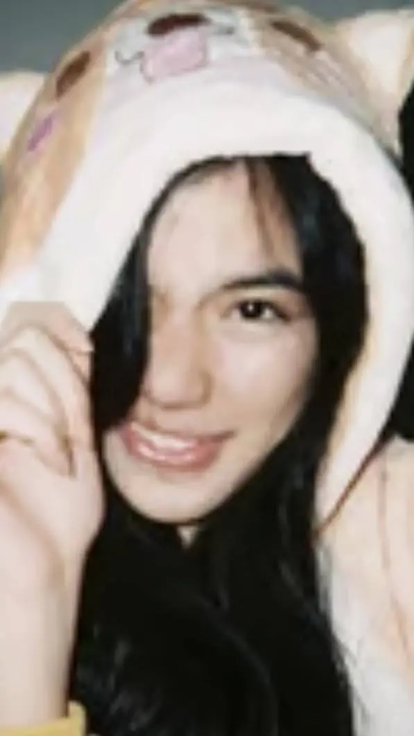 ai character: AIAH🌹 background