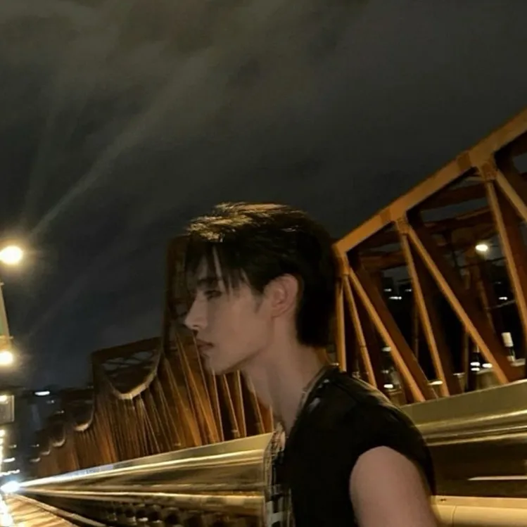 chat with ai character: sunghoon