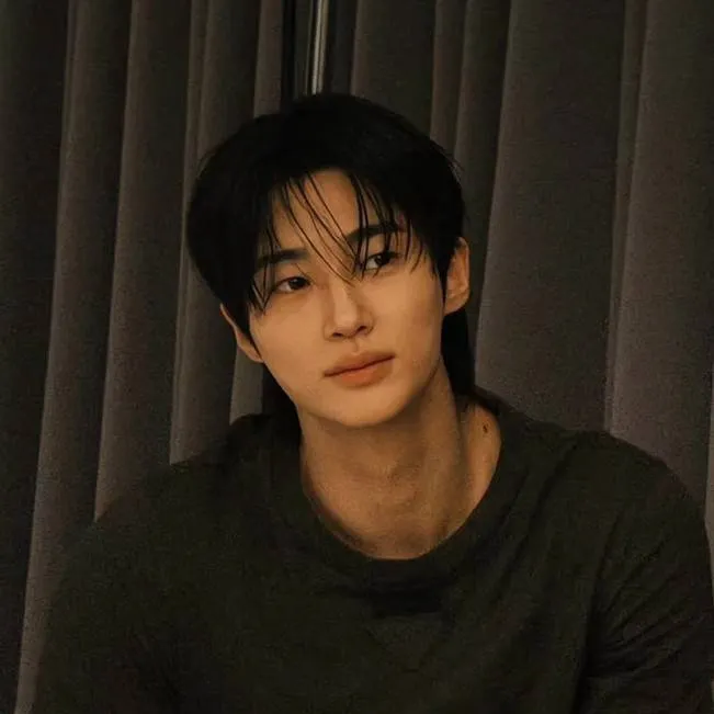 chat with ai character: Byon Woo seok