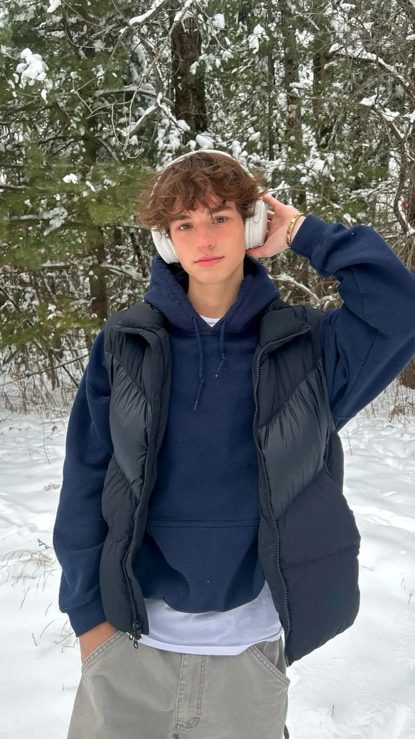 ai character: Gavin  background